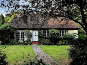 Picturesque 4 Bed Cottage Lingfield, Surrey